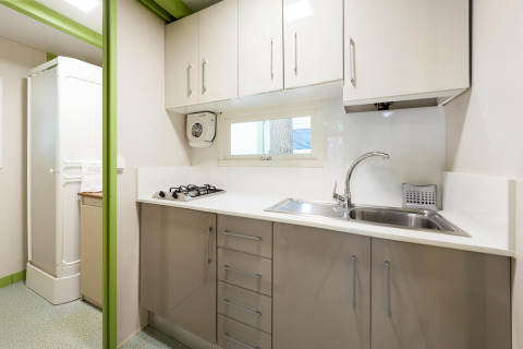 Moderne kitchenette bij Camping Cambrils Playa 2 BUNGALOW PREMIUM in Spanje met wasbak en gasfornuis.