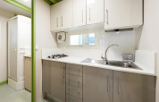 Cocina moderna en Camping Cambrils Playa 2 BUNGALOW PREMIUM en España, con fregadero y cocina a gas.