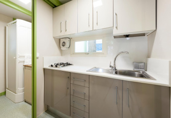Cocina moderna en Camping Cambrils Playa 2 BUNGALOW PREMIUM en España, con fregadero y cocina a gas.