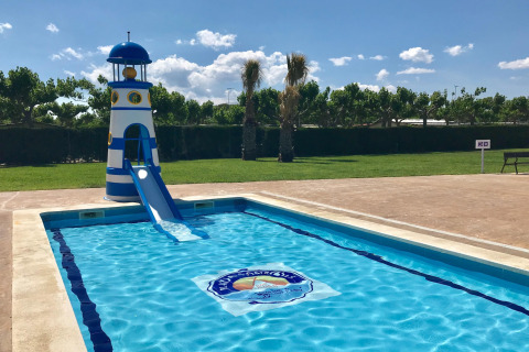 Piscina infantil con tobogán de faro en Camping Cambrils Playa 1 BUNGALOW OASIS, España.