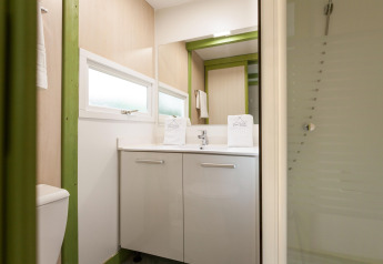 Baño moderno en Camping Cambrils Playa 1 BUNGALOW OASIS, España, con ducha, espejo grande y luz natural.