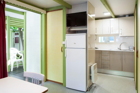 Foto van een moderne keuken en eethoek in Camping Cambrils Playa 2 BUNGALOW PREMIUM in Spanje.