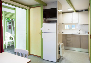 Foto van een moderne keuken en eethoek in Camping Cambrils Playa 2 BUNGALOW PREMIUM in Spanje.