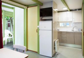 Foto de cocina y comedor moderno en el Camping Cambrils Playa 2 BUNGALOW PREMIUM en España.