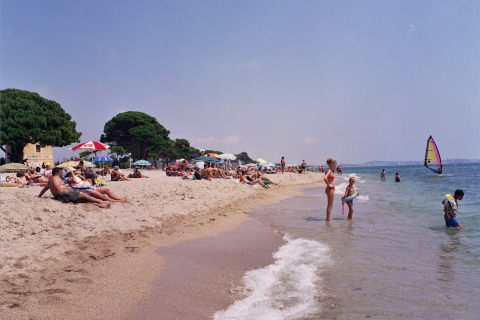 Zonaanbidders en gezinnen bij Camping Cambrils Playa 2 BUNGALOW PREMIUM aan het strand in Spanje.