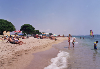 Turistas se relajan y juegan en la playa junto al Camping Cambrils Playa 2 BUNGALOW PREMIUM en España.
