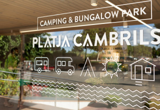 Indgang til Platja Cambrils Camping & Bungalow Park med ikoner for campingvogne, telt og bungalow.