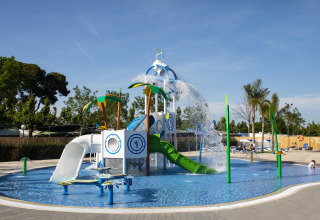 Parco acquatico all'aperto con scivoli, fontane e area giochi per bambini a La Llosa 3 LLEBEIG in Spagna.