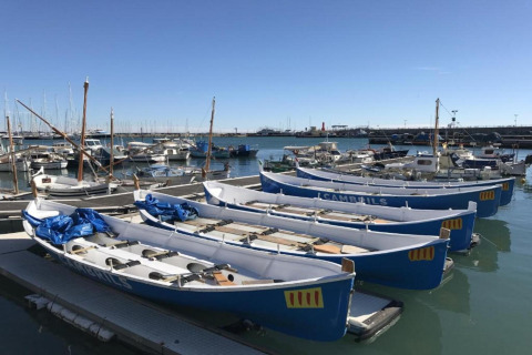 Barques amarrées au port de La Llosa Ponent à Cambrils, Espagne, sous un ciel bleu clair et ensoleillé.