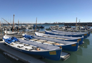 Barques amarrées au port de La Llosa Ponent à Cambrils, Espagne, sous un ciel bleu clair et ensoleillé.