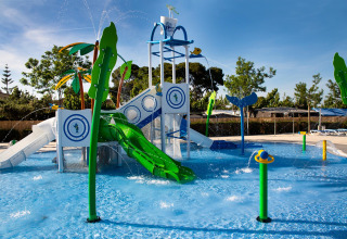 Parco acquatico con scivoli e fontane al La Llosa Mestral-BUNGALOWS-G lodge in Spagna in una giornata soleggiata.