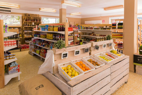 Interno di un negozio alimentare presso La Llosa Mestral BUNGALOWS-G in Spagna con frutta e scaffali.
