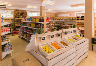 Interno di un negozio alimentare presso La Llosa Mestral BUNGALOWS-G in Spagna con frutta e scaffali.