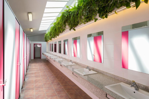 Bagno moderno a La Llosa Mestral-BUNGALOWS-G in Spagna con specchi, lavandini e piante sospese.