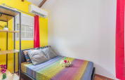 Buntes Schlafzimmer im Bungalow «avec piscine au cœur de la campagne Vert» in Portugal mit Doppelbett.