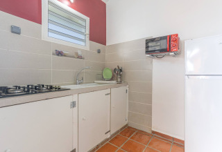 Cocina luminosa en Bungalow 'avec piscine au cœur de la campagne Vert' con horno, fregadero y estufa en Portugal.