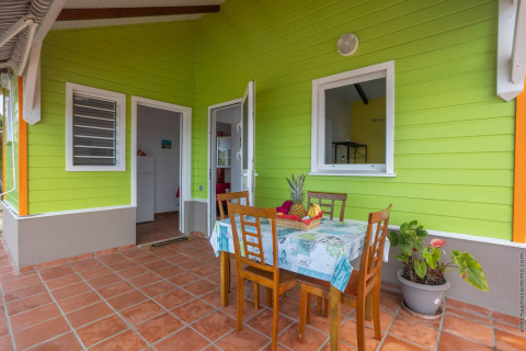 Terraza exterior de Bungalow «avec piscine au cœur de la campagne Vert» en Portugal con mesa y sillas.