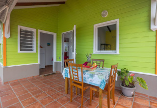 Terraza exterior de Bungalow «avec piscine au cœur de la campagne Vert» en Portugal con mesa y sillas.