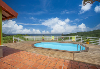 Zwembad op houten terras met panoramisch uitzicht bij bungalow met zwembad in het groene hart van Portugal.