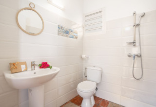 Baño luminoso en Bungalow «avec piscine au cœur de la campagne Vert» en Portugal con ducha y WC modernos.