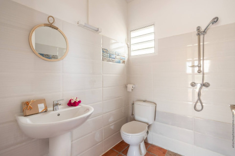 Baño luminoso y sencillo en el Bungalow «avec piscine au cœur de la campagne Vert» en Portugal.