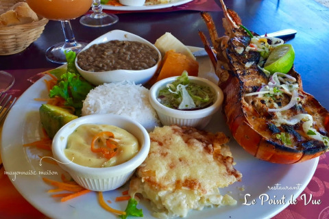 Exquisita comida de glamping con langosta a la parrilla, arroz, frijoles, gratinado, ensalada y mayonesa casera.