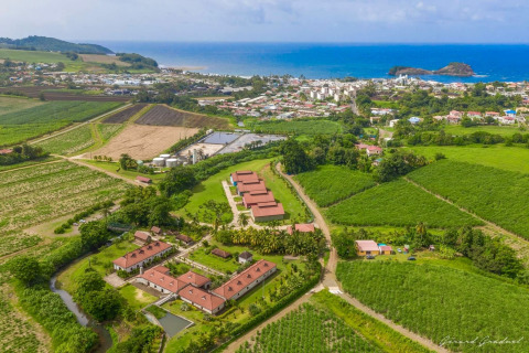 Vista aérea del bungalow «avec piscine au cœur de la campagne Vert» en Portugal, rodeado de campos y cerca de la costa.