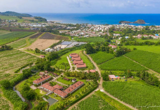 Vista aérea del bungalow «avec piscine au cœur de la campagne Vert» en Portugal, rodeado de campos y cerca de la costa.