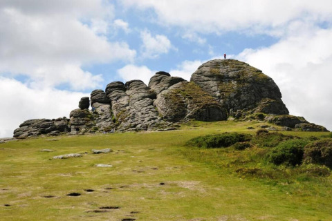Storslået udsigt over klippeformation og grøn eng nær Little Dunley - Apple Lodge i Storbritannien.