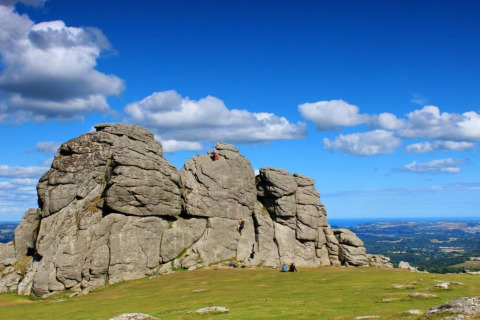 Storslået udsigt over klippeformation og grøn eng ved Little Dunley - Apple Lodge i Storbritannien.