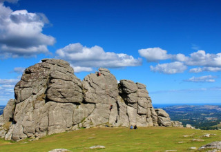 Storslået udsigt over klippeformation og grøn eng ved Little Dunley - Apple Lodge i Storbritannien.
