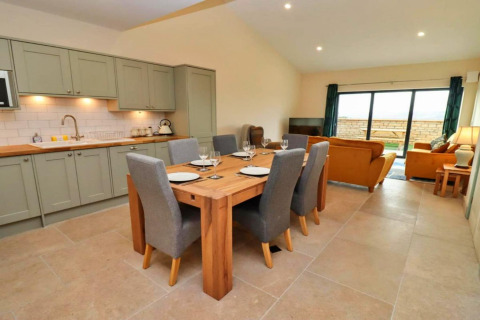 Moderne open keuken, eettafel en gezellige zithoek in Little Rissington - Barn Four, Verenigd Koninkrijk.