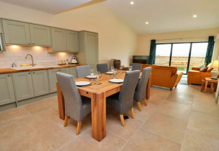 Moderne open keuken, eettafel en gezellige zithoek in Little Rissington - Barn Four, Verenigd Koninkrijk.