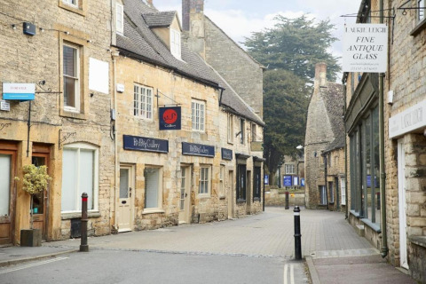 Gezellige straat in de buurt van Little Rissington - Barn Four lodge in het VK met stenen huizen.