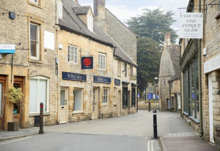 Gezellige straat in de buurt van Little Rissington - Barn Four lodge in het VK met stenen huizen.