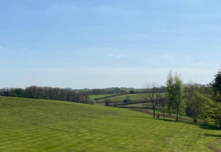 Zicht op groene velden en glooiende heuvels vanuit Little Rissington - Barn Four lodge in het Verenigd Koninkrijk.