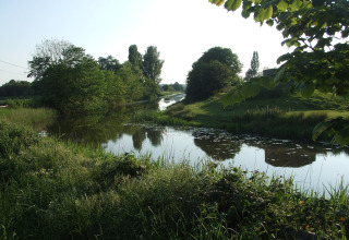 Canale immerso nel verde vicino alla baita Tore Petty nel Regno Unito, durante una giornata di sole.