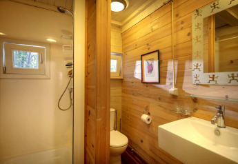Modern badkamer met veel hout en douche in chalet Het Beerenbos in België.