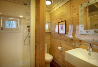 Baño moderno con paredes de madera y ducha en el chalet Het Beerenbos en Bélgica.