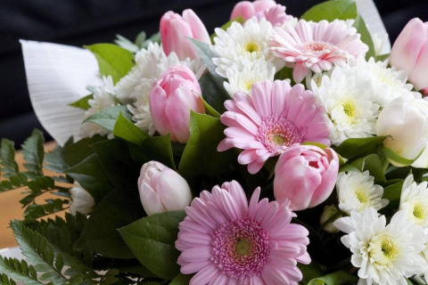 Splendido bouquet con tulipani rosa, gerbere e crisantemi bianchi nello chalet 'Het Beerenbos' in Belgio.