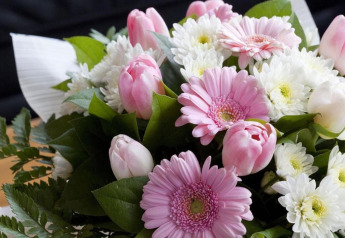 Ramo de flores con tulipanes rosas, gerberas y crisantemos blancos en el chalet 'Het Beerenbos' en Bélgica.