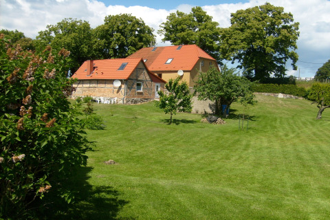 Gezellige cabine Platz im Grünen 2 in Duitsland, omgeven door een ruim gazon en groene bomen.