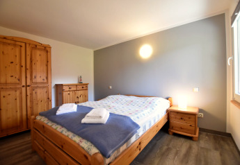 Chambre douillette au complexe Bungalow «Gänseblümchen 2» en Allemagne avec lit double en bois.