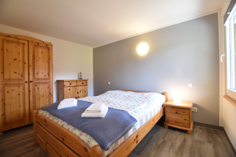Dormitorio acogedor en el Bungalow complex «Gänseblümchen 2» en Alemania con muebles de madera clara.