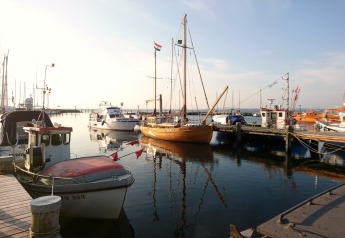 Bateaux amarrés près du complexe de bungalows « Gänseblümchen 2 » en Allemagne, sous un ciel dégagé.