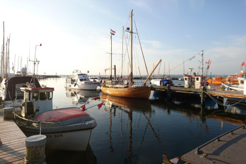 Barcos atracados junto al complejo de bungalós «Gänseblümchen 2» en Alemania bajo un cielo despejado.