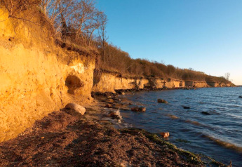 Falaises côtières éclairées par le soleil, près du complexe Gänseblümchen 2 en Allemagne.