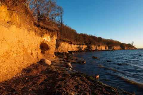 Acantilados costeros bañados por el sol cerca del mar junto al complejo Gänseblümchen 2 en Alemania.