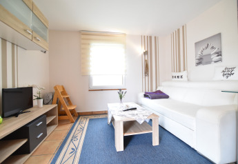 Salon lumineux et accueillant du complexe de bungalows Gänseblümchen 7 en Allemagne avec une déco moderne.