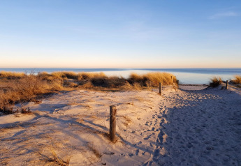 Photo d'une plage de sable paisible au coucher du soleil près du complexe Bungalow «Gänseblümchen 7» en Allemagne.
